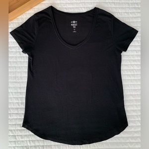 SO Shirt Perfect Tee V Neck Short Sleeves Curved Hem Black Juniors M